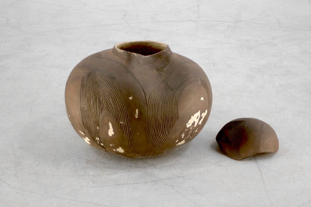 Foto Giant Clay Vase with Carved Detail