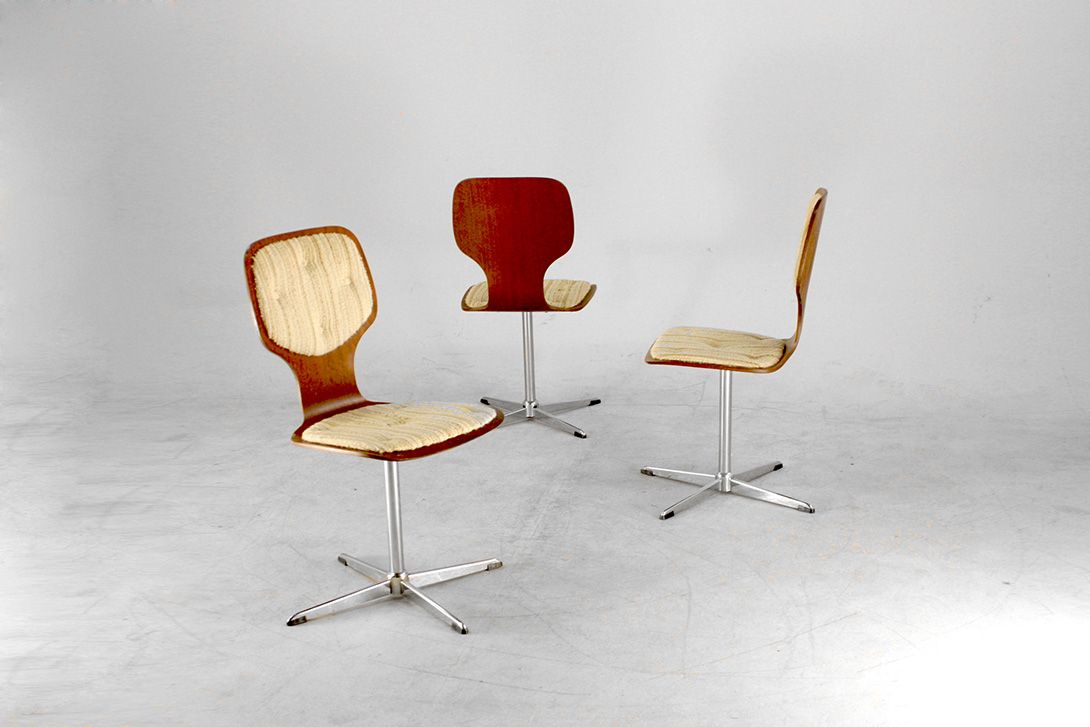 Foto Wooden Chair on Metal Leg and Textile Seater and Backrest