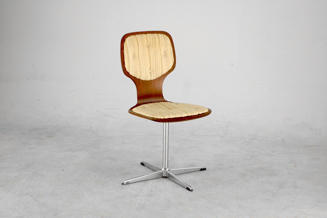 Foto Wooden Chair on Metal Leg and Textile Seater and Backrest