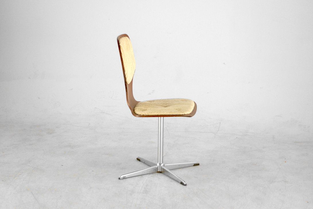 Foto Wooden Chair on Metal Leg and Textile Seater and Backrest