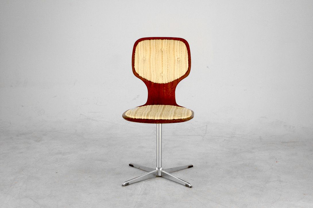 Foto Wooden Chair on Metal Leg and Textile Seater and Backrest