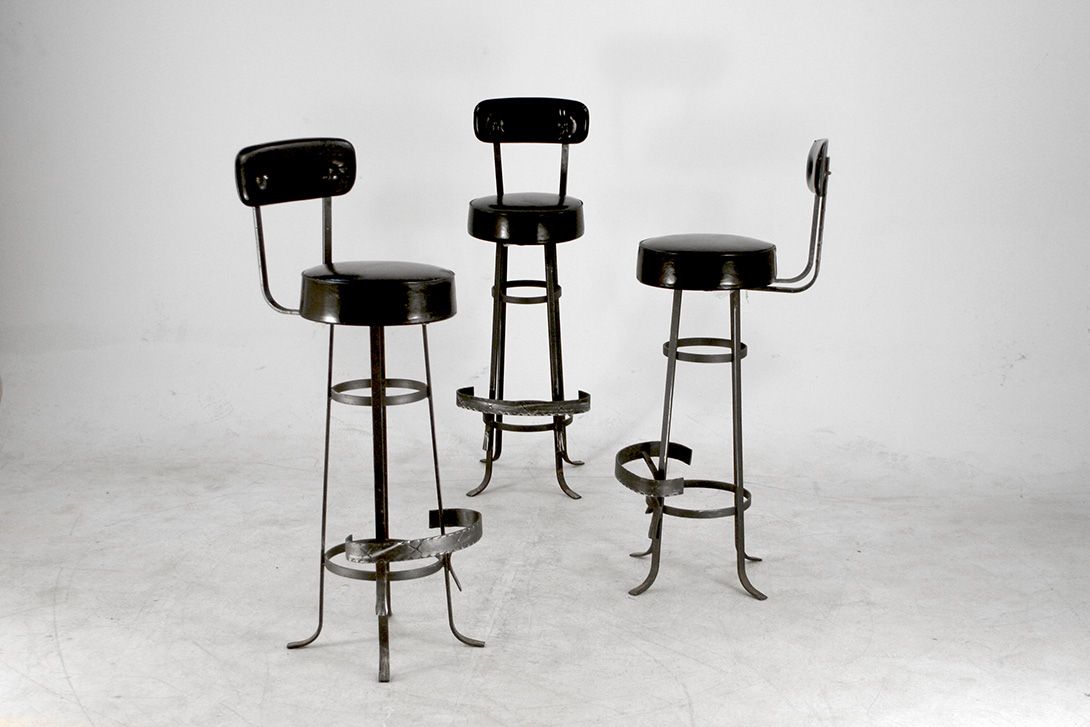 Foto Black Leather Stool with Leg Support