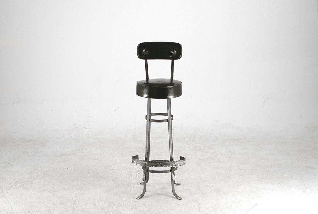 Foto Black Leather Stool with Leg Support
