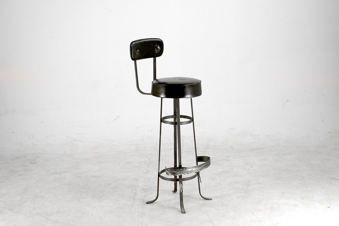 Foto Black Leather Stool with Leg Support