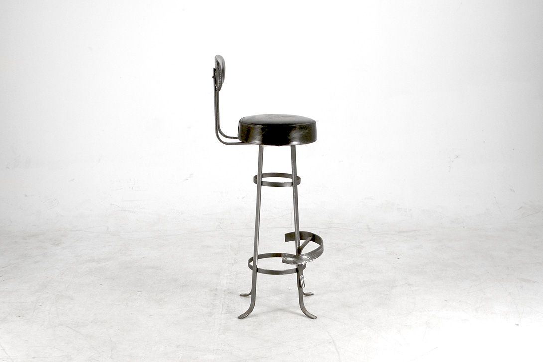 Foto Black Leather Stool with Leg Support