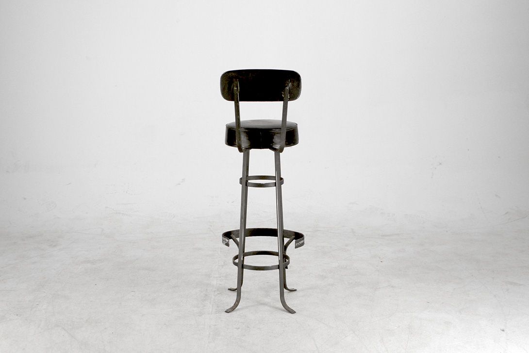 Foto Black Leather Stool with Leg Support