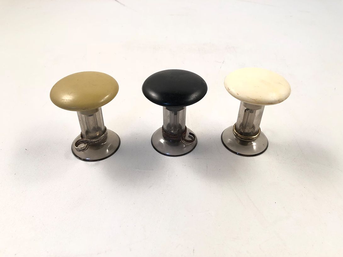 Foto Set of Three Round Wardrobe Hooks White, Beige, Black 6x5cm