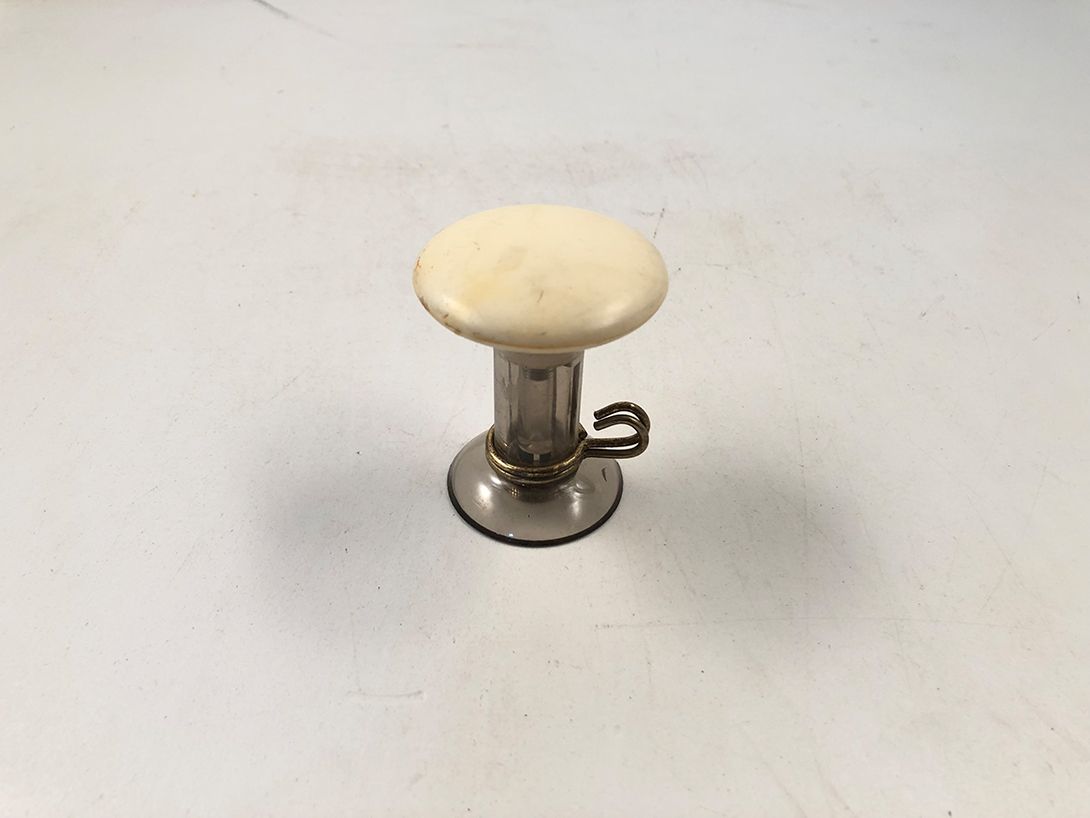 Foto Set of Three Round Wardrobe Hooks White, Beige, Black 6x5cm