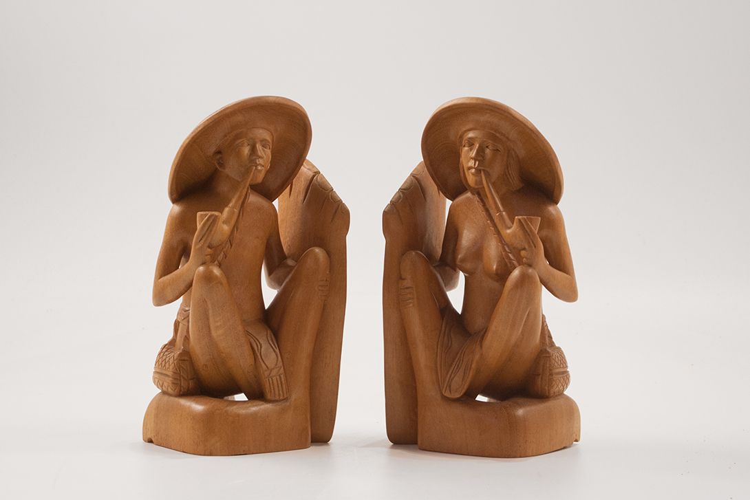 Foto Bookends Woman and Man With Smoking Pipe And Big Feet