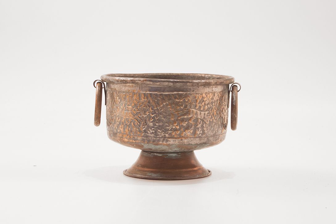 Foto Beautiful Antique Copper Bowl With Ornaments