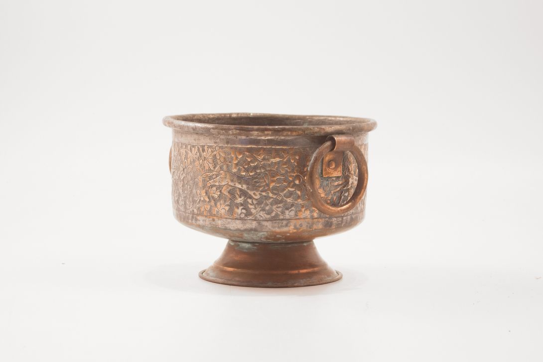 Foto Beautiful Antique Copper Bowl With Ornaments