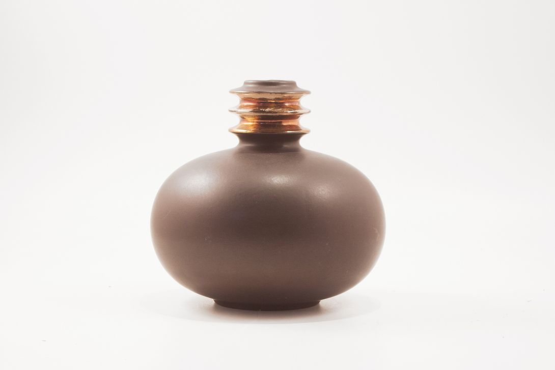 Foto Roundish Dark Brown Stone Vase with Gold Decoration h28 D4