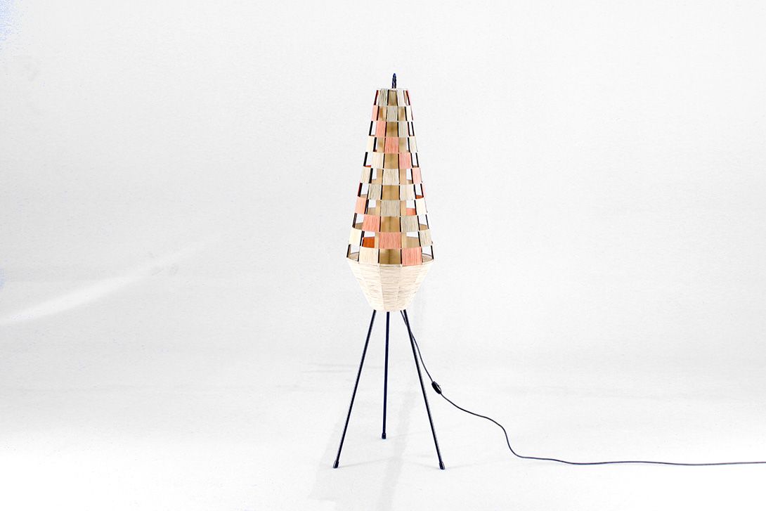 Foto Crepe Paper Floor Lamp with Three Legs h142 E3
