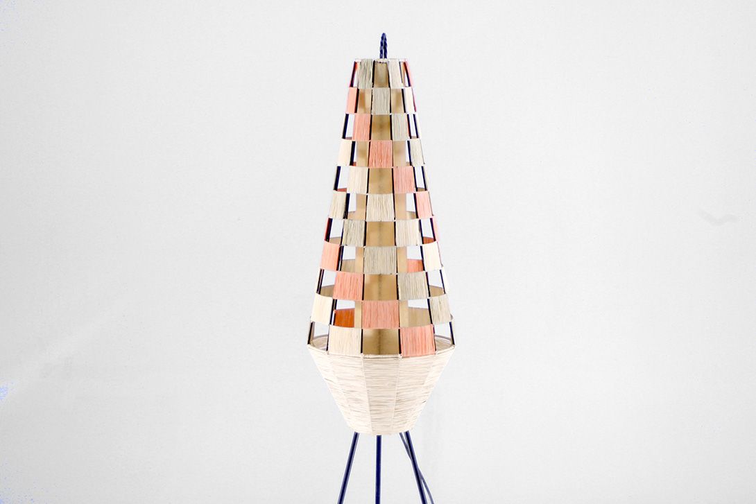 Foto Crepe Paper Floor Lamp with Three Legs h142 E3