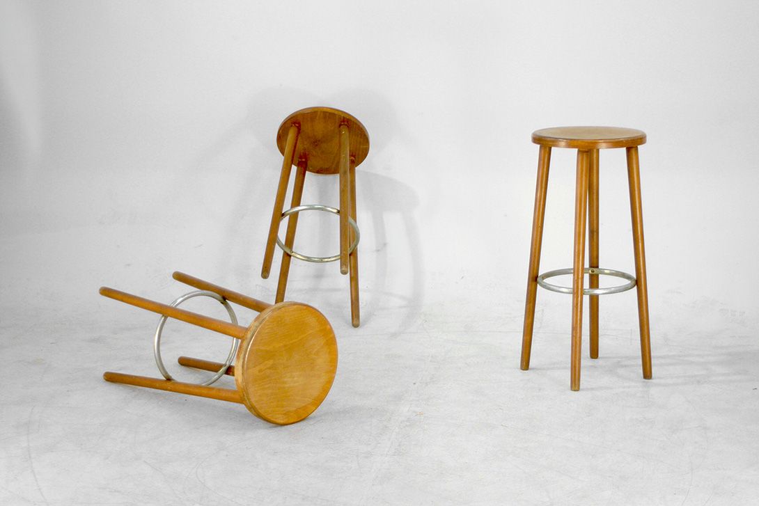 Foto Wooden Stool with Metal Footrest Frame
