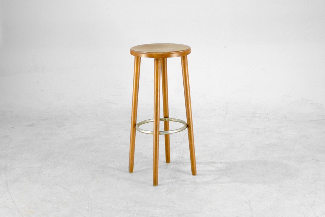 Foto Wooden Stool with Metal Footrest Frame