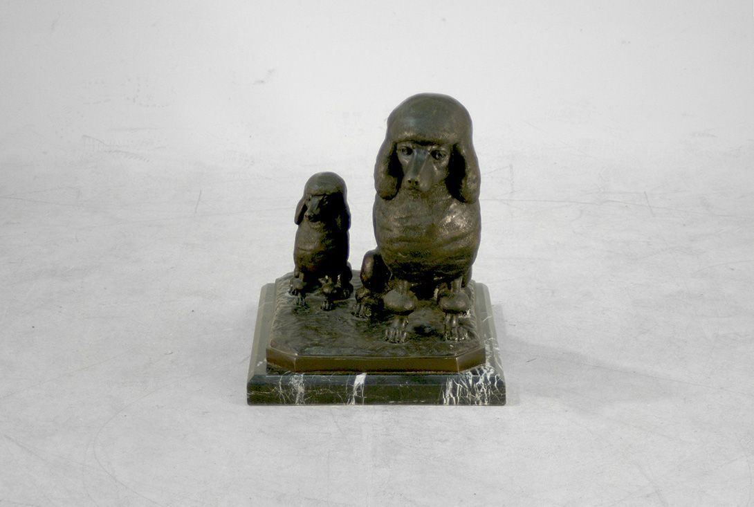 Foto French Poodle Dogs Black Massive Statue on Marble Base
