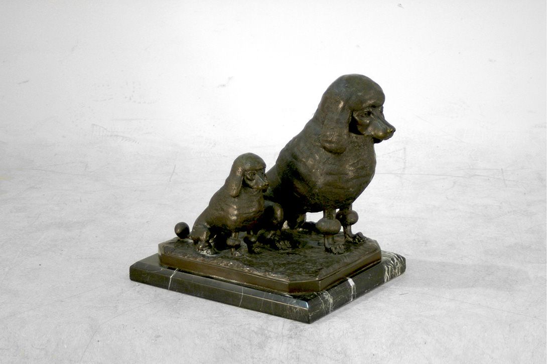 Foto French Poodle Dogs Black Massive Statue on Marble Base