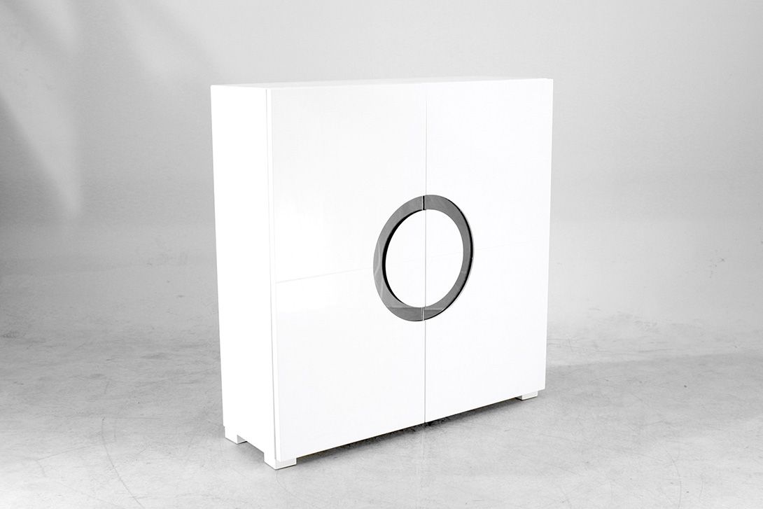 Foto White Minimalist Cabinet with Glass Shelves