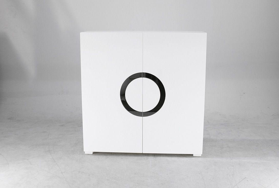Foto White Minimalist Cabinet with Glass Shelves