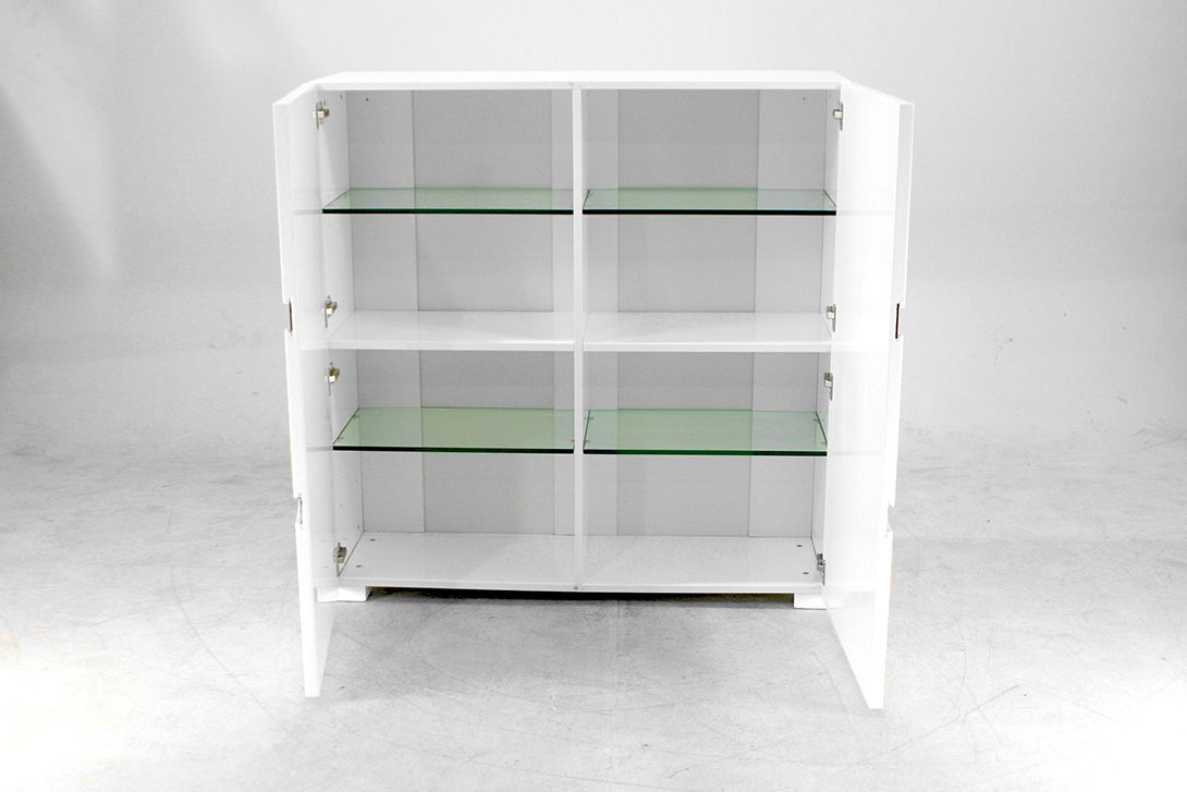 Foto White Minimalist Cabinet with Glass Shelves