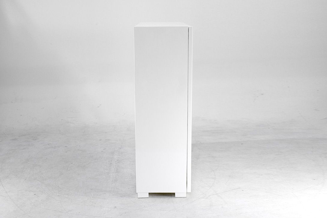 Foto White Minimalist Cabinet with Glass Shelves
