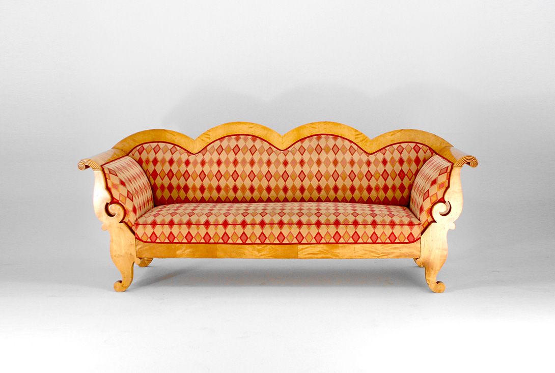 Foto Wooden Framed Sofa with Red Diamond Pattern