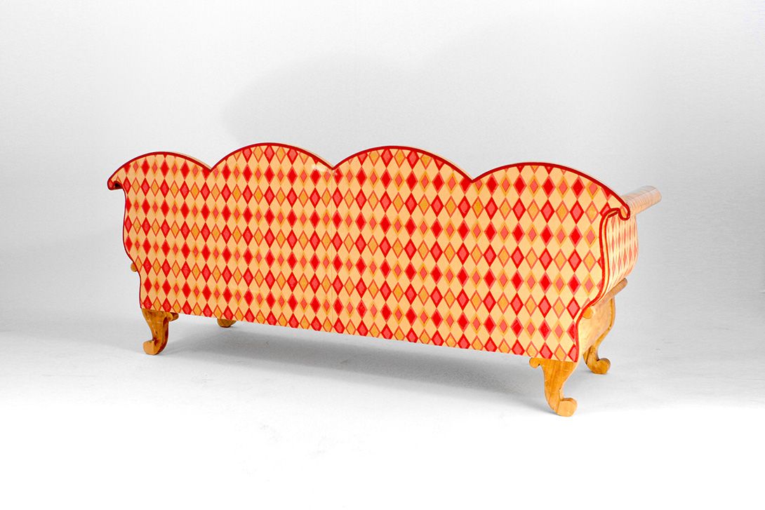 Foto Wooden Framed Sofa with Red Diamond Pattern