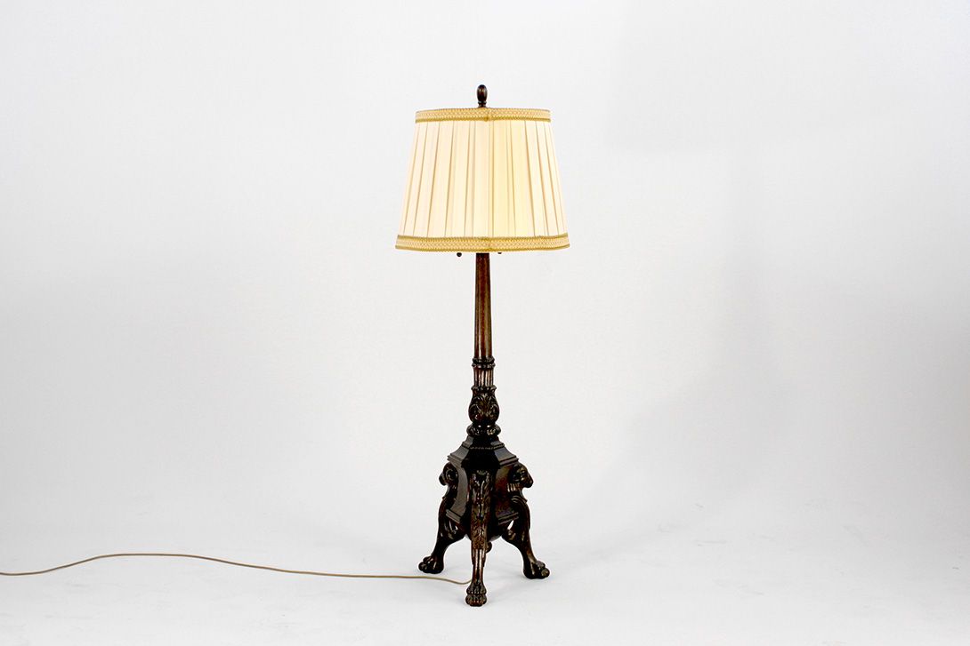 Foto Rustic Corner Floor Lamp with Wooden Stand and Detailed Legs h167