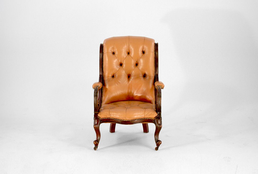 Foto Armchair with Wooden Frame and Peach Leather Padded