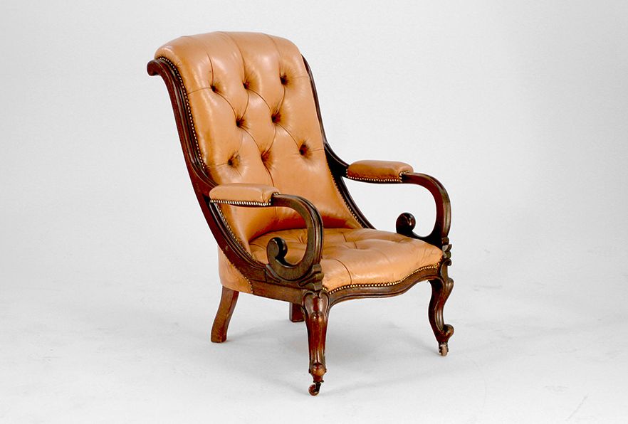 Foto Armchair with Wooden Frame and Peach Leather Padded