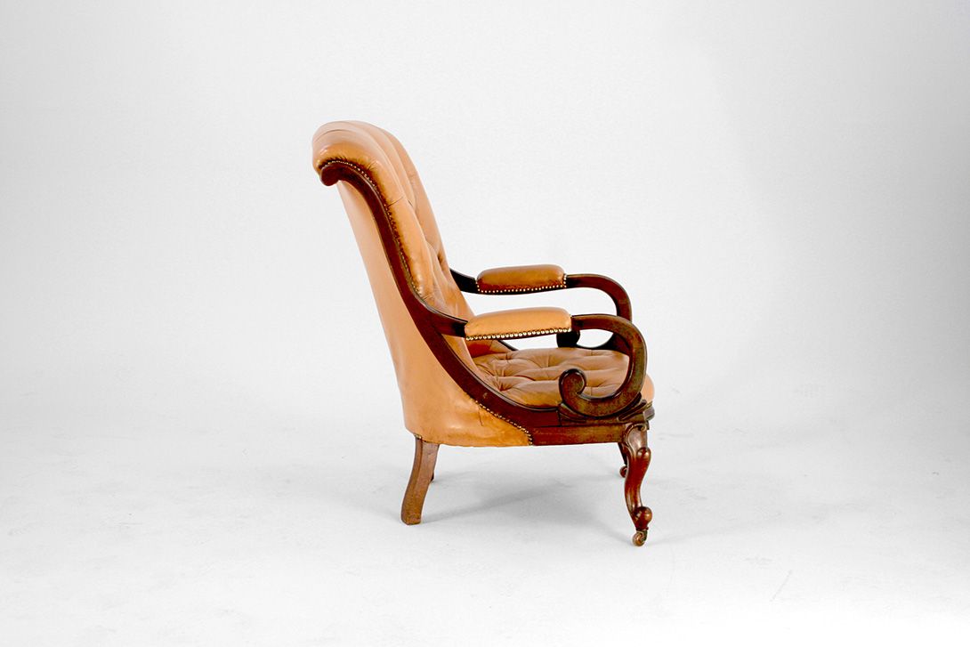 Foto Armchair with Wooden Frame and Peach Leather Padded