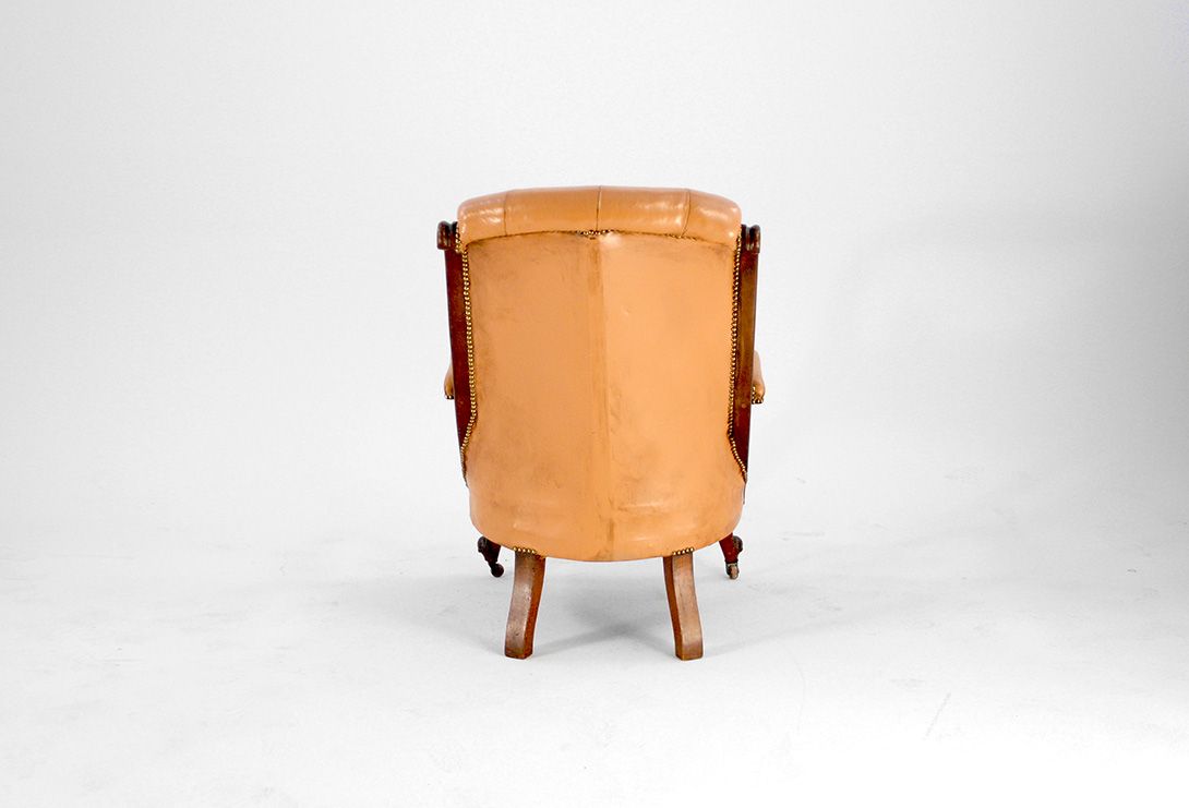 Foto Armchair with Wooden Frame and Peach Leather Padded