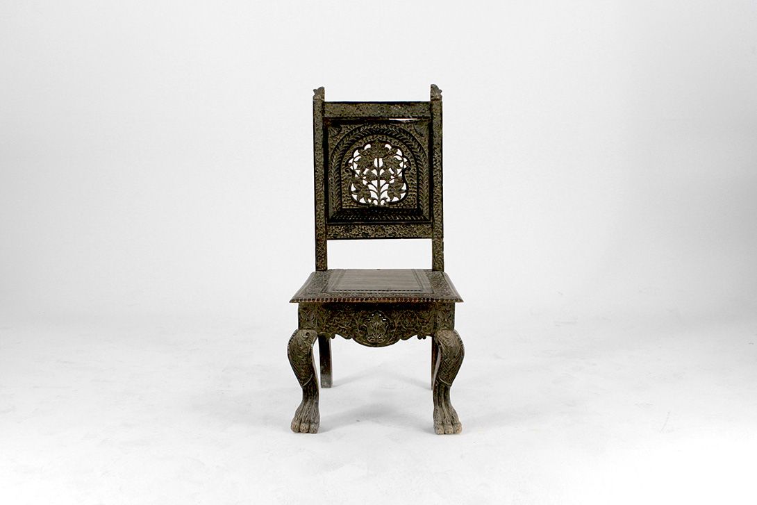 Foto Antique Black Wooden Chair with Beautiful Details