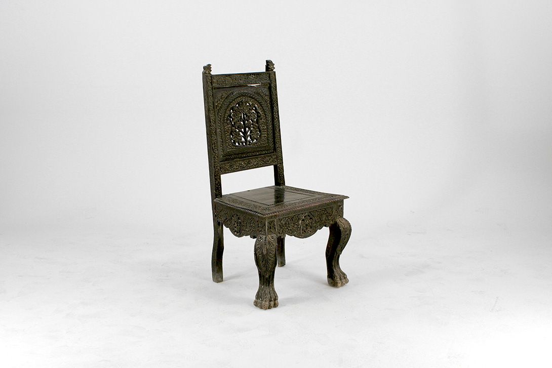 Foto Antique Black Wooden Chair with Beautiful Details