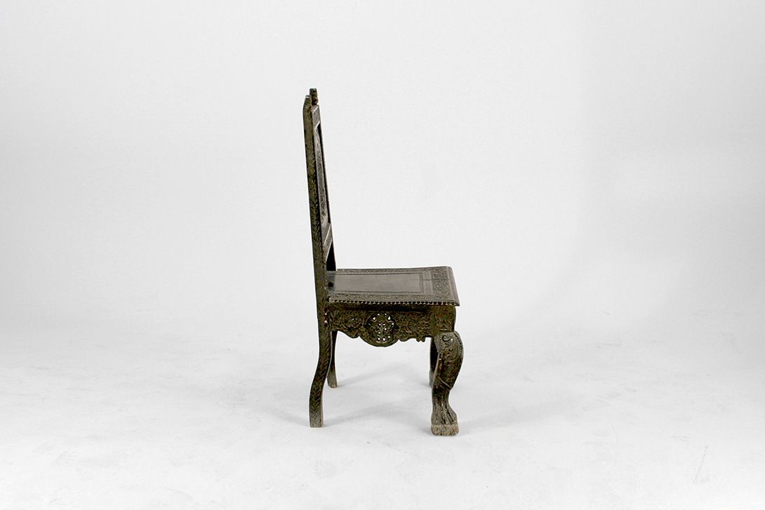 Foto Antique Black Wooden Chair with Beautiful Details