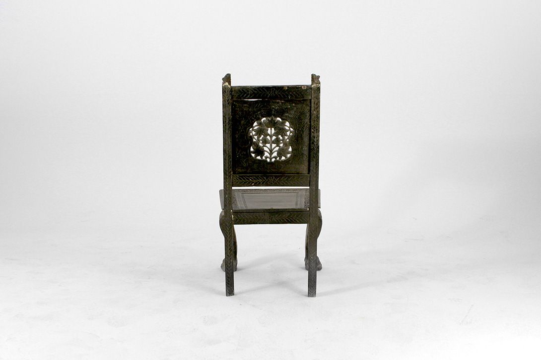 Foto Antique Black Wooden Chair with Beautiful Details