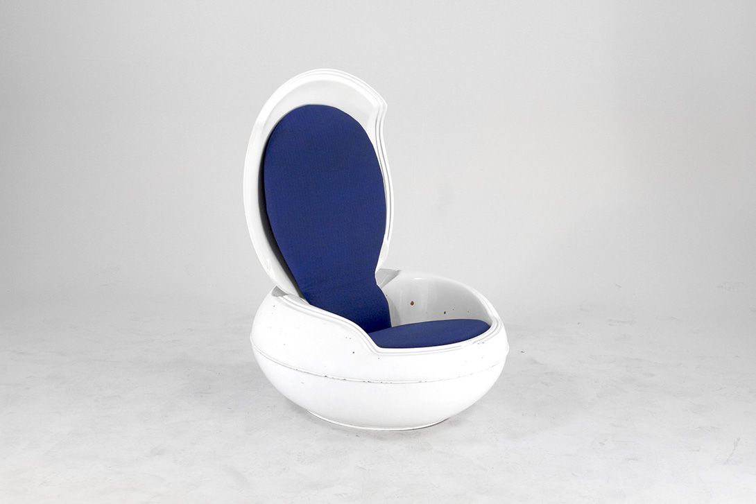 Foto White Garden Egg Chair Senftenberger Sitzei with Blue Upholstery, Ghyczy 1970s