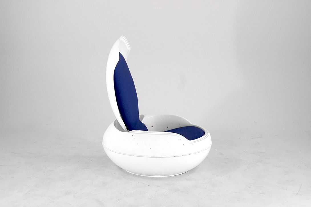 Foto White Garden Egg Chair Senftenberger Sitzei with Blue Upholstery, Ghyczy 1970s