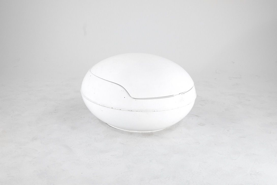 Foto White Garden Egg Chair Senftenberger Sitzei with Blue Upholstery, Ghyczy 1970s