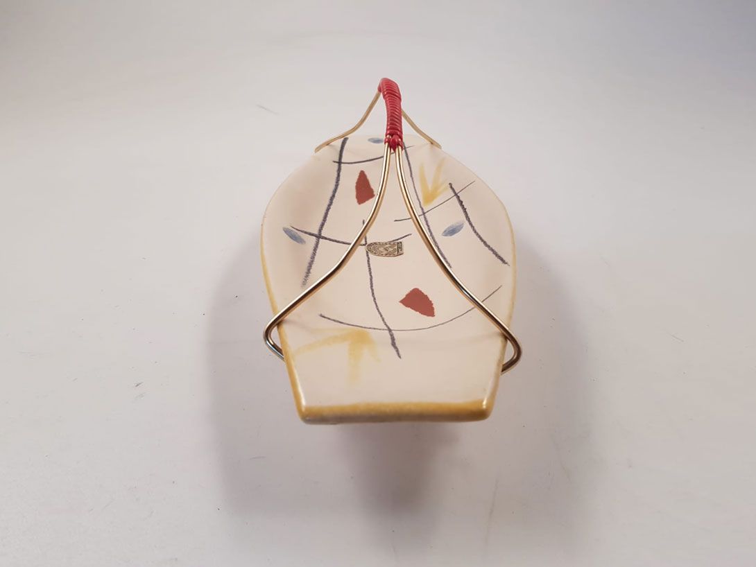 Foto Ceramic Bowl with Colorful 1950s Pattern and Brass Handle