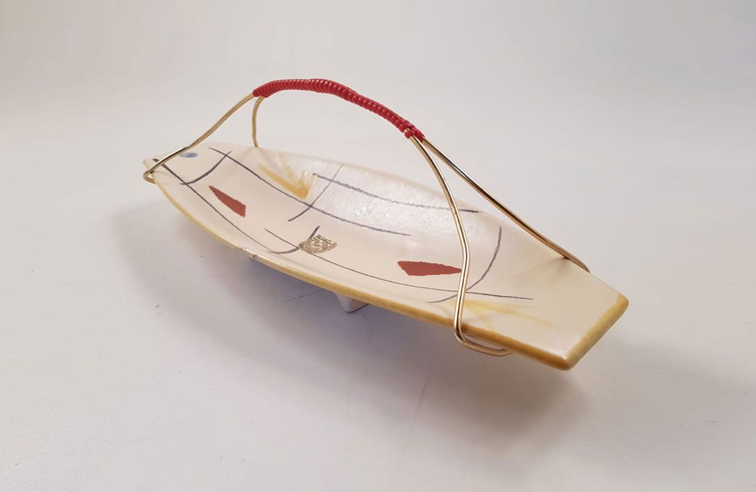 Foto Ceramic Bowl with Colorful 1950s Pattern and Brass Handle