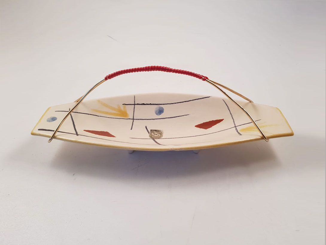 Foto Ceramic Bowl with Colorful 1950s Pattern and Brass Handle