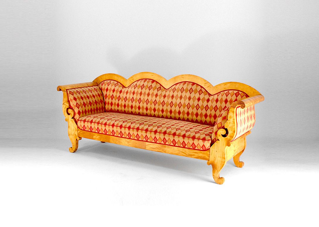 Foto Wooden Framed Sofa with Red Diamond Pattern