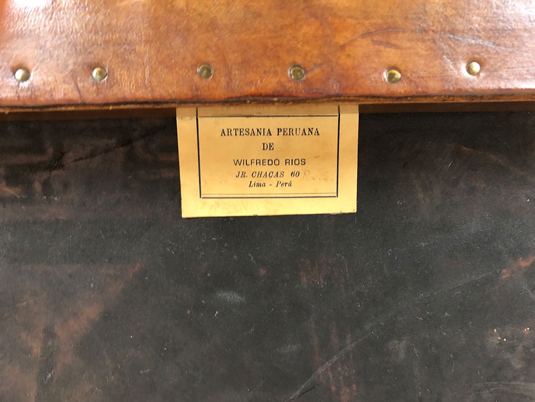 Foto Artesania Peruana De Wilfredo Rios Wooden Leather Chair with High Backrest