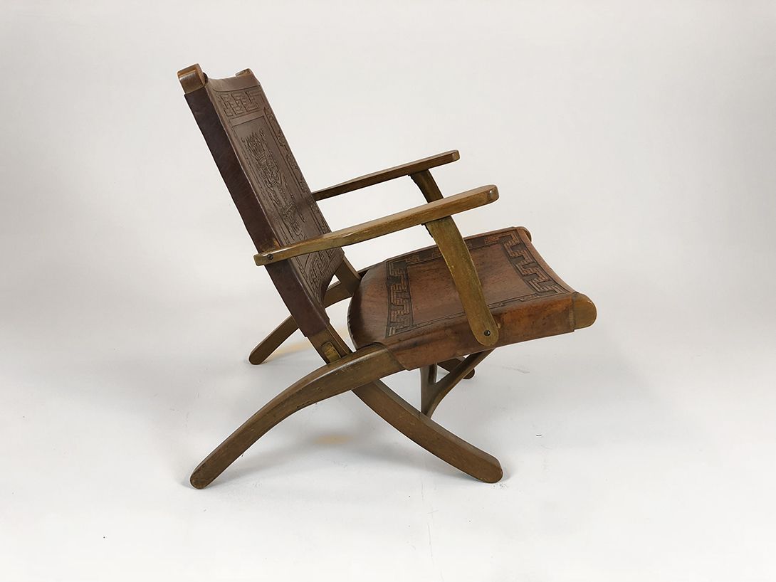 Foto Artesania Peruana De Wilfredo Rios Wooden Leather Chair with Low Backrest