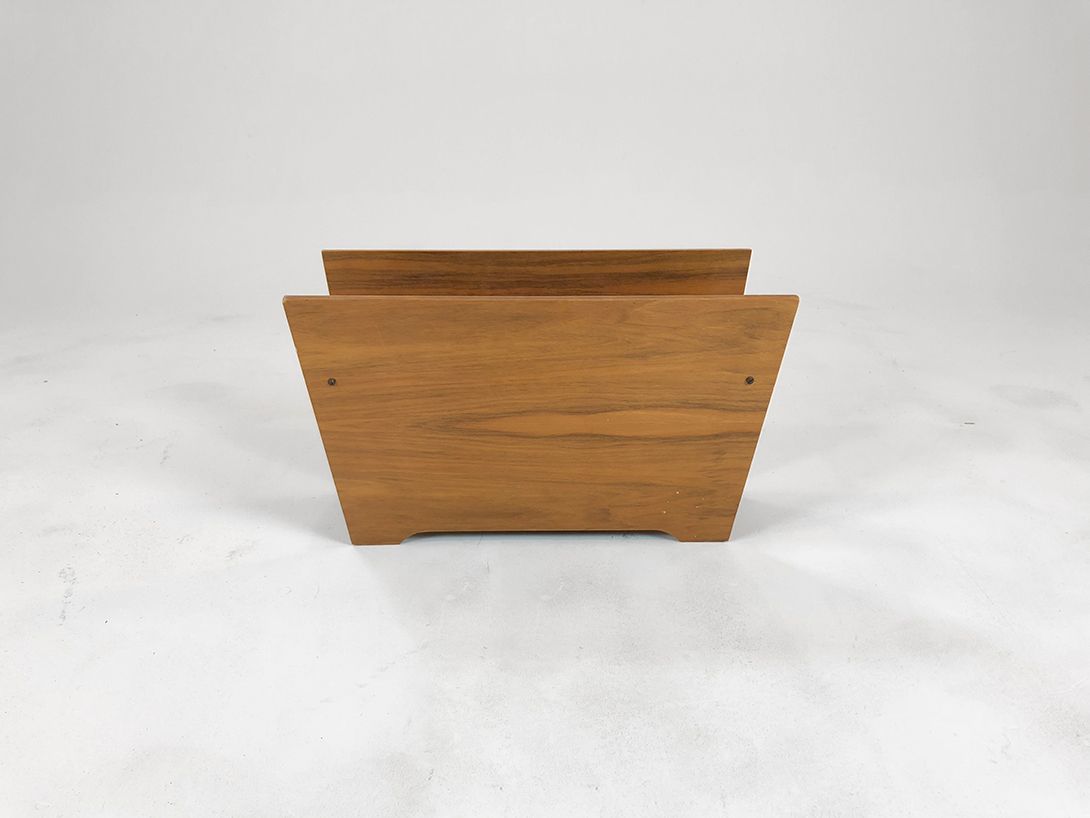 Foto Wooden Newspaper Rack