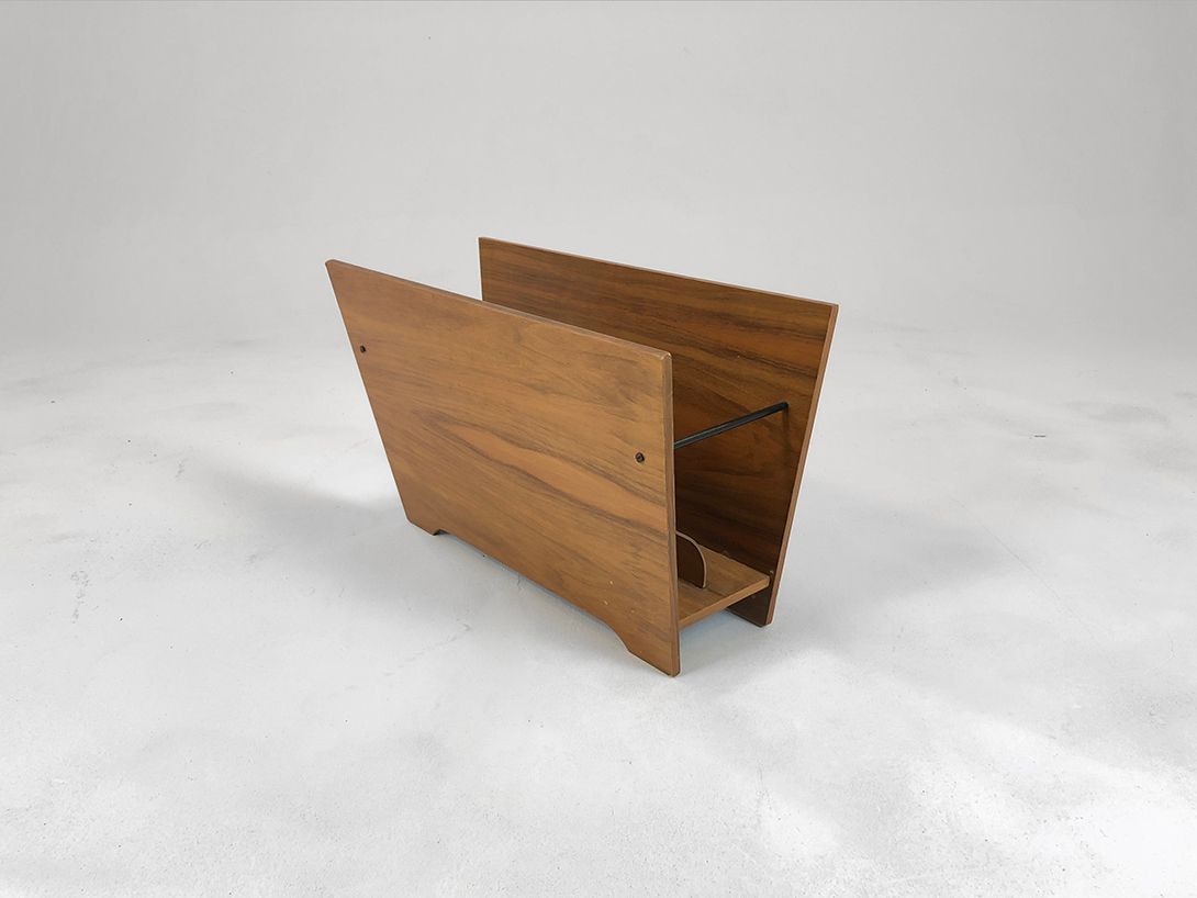 Foto Wooden Newspaper Rack