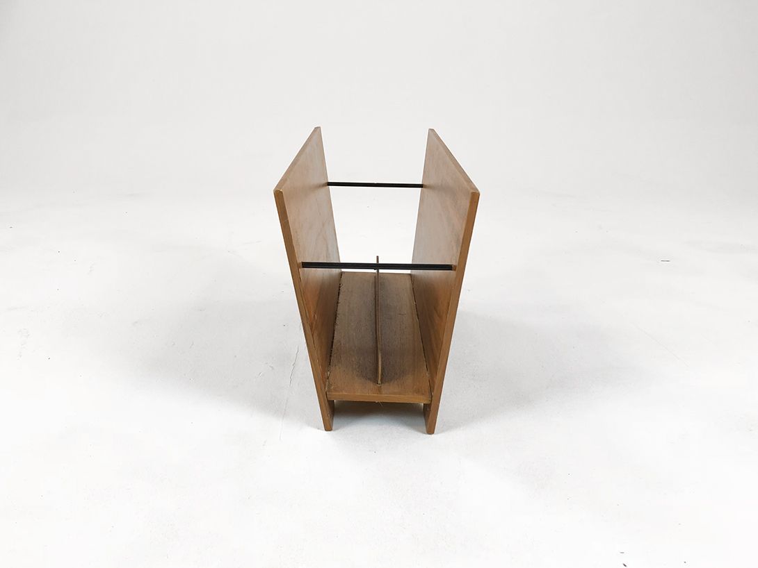 Foto Wooden Newspaper Rack