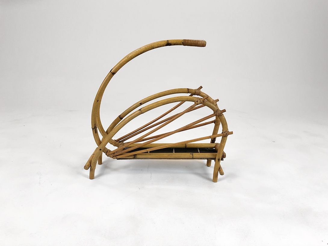 Foto Bamboo Newspaper Rack